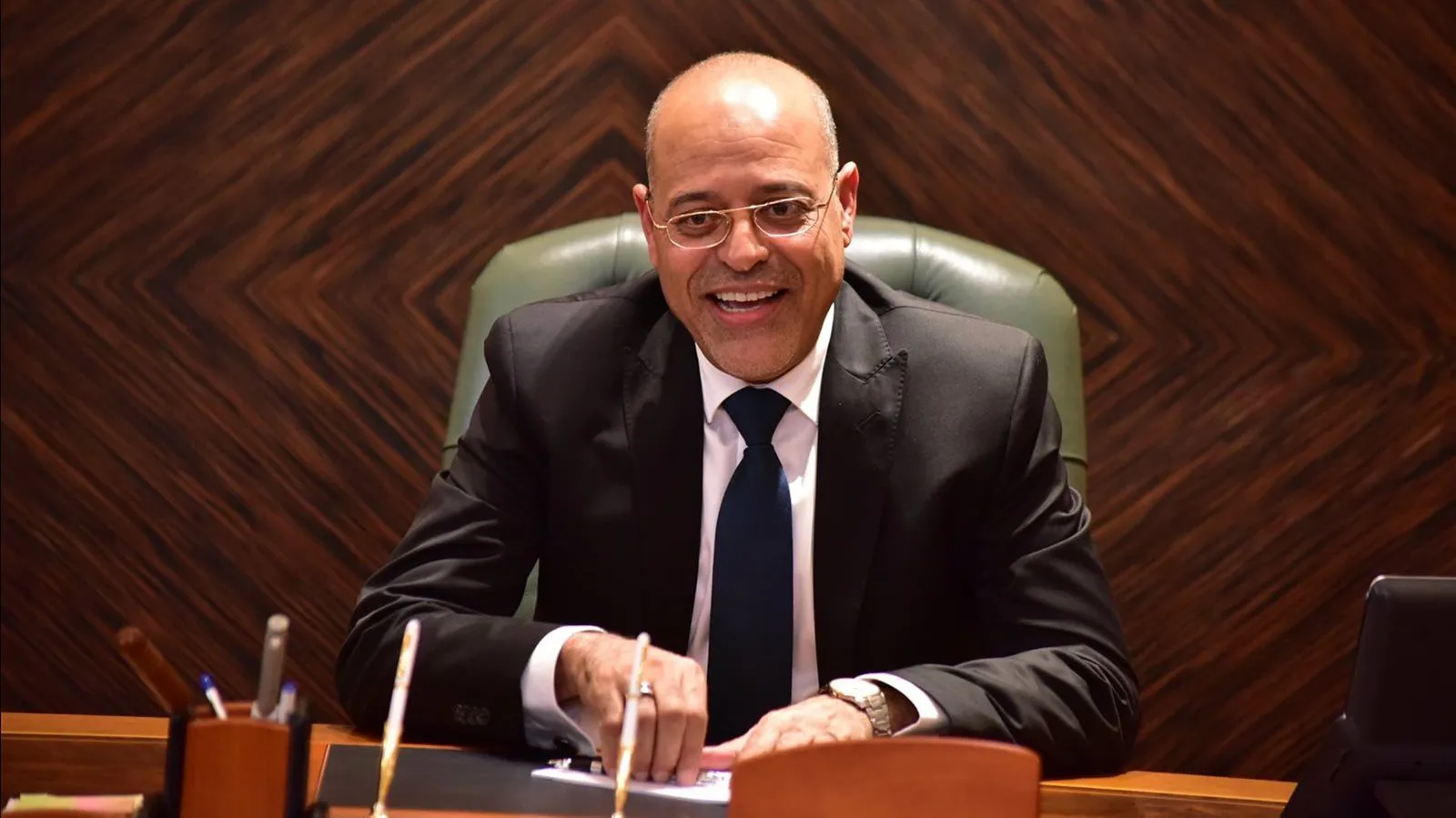 بعد إحالة جميع العاملين بمكتب عمل دسوق للتحقيق.. وزير العمل يدعو صاحب الفيديو للتوجّه للمديرية